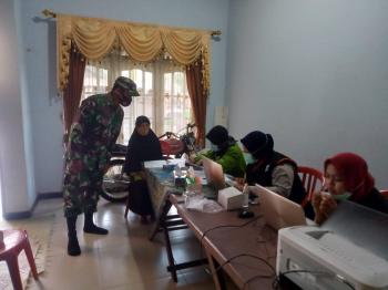 Babinsa Koramil 12/Sawangan Dampingi Vaksinasi Lansia